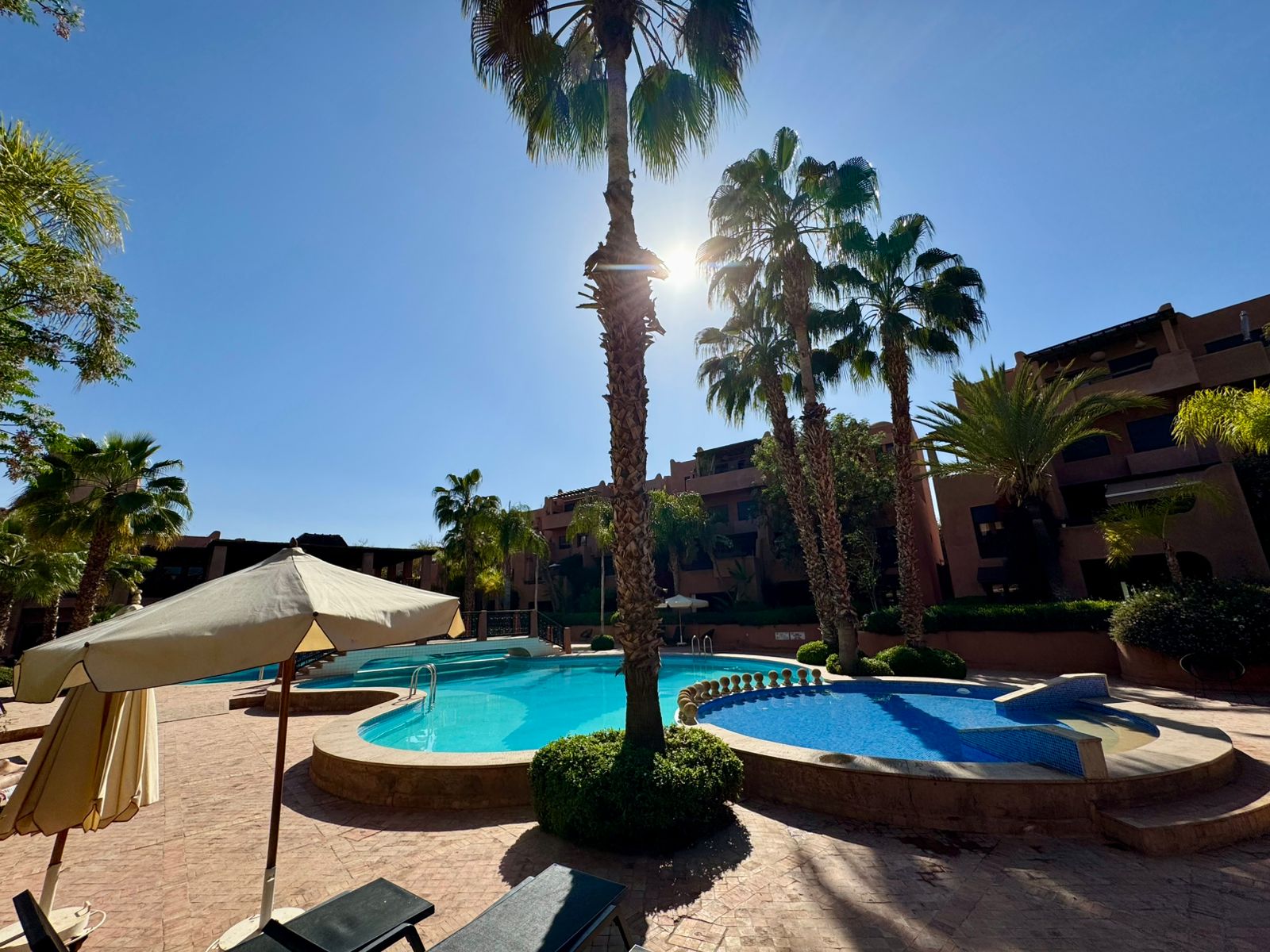 Havre de Paix au Cœur de zone touristique Marrakech – Suite King, Terrasse Barbecue & 3 Piscines — Marrakech, Maroc