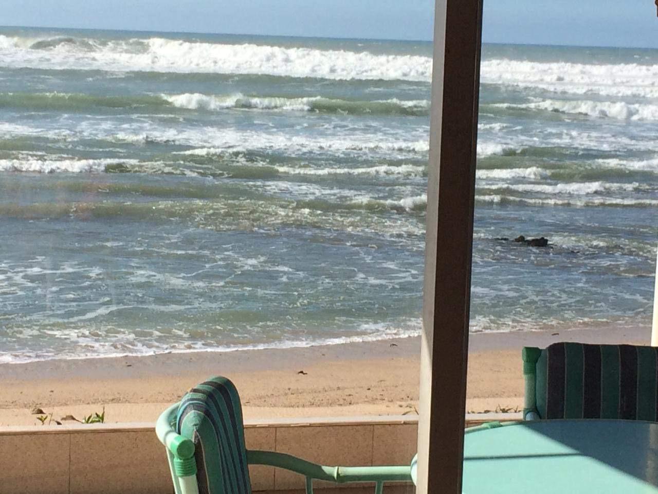 Escale Balnéaire Face aux Vagues – Plage David : Cabanon Vue Directe sur Mer & Accès Direct au Sable — photo