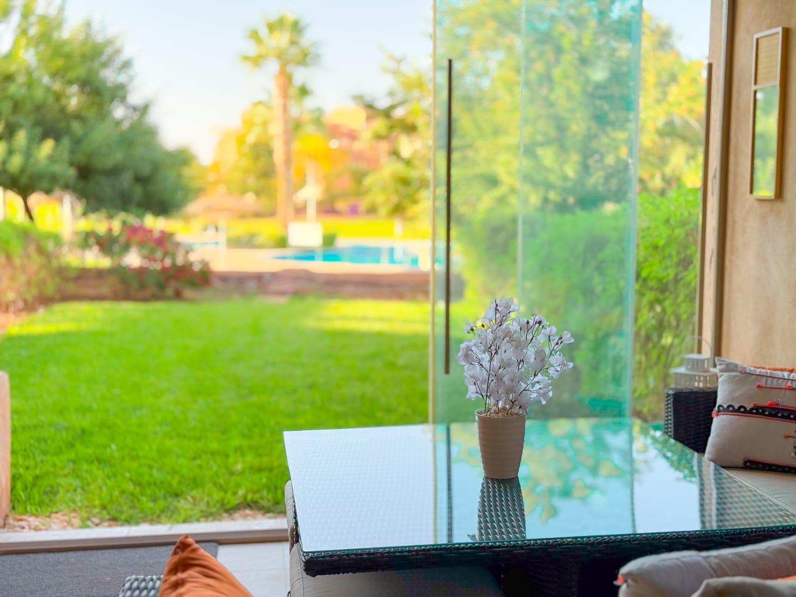 Prestigia - terasse privé vue sur jardin et piscine — photo