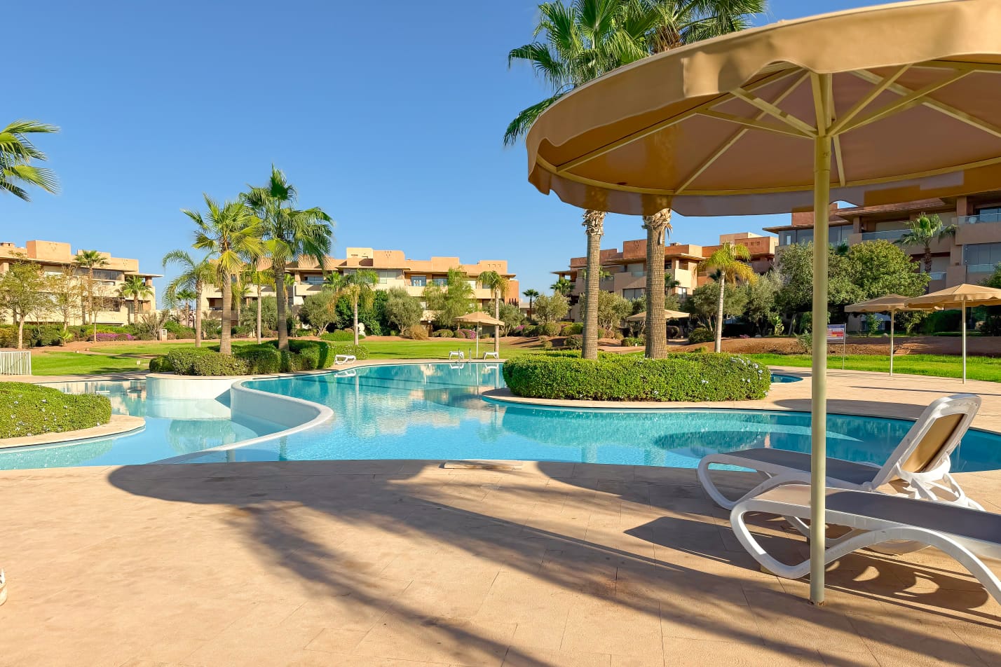Prestigia - terasse privé vue sur jardin et piscine — photo