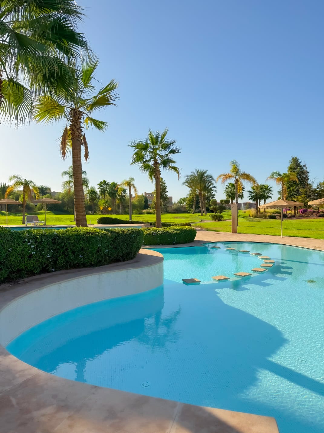 Prestigia - terasse privé vue sur jardin et piscine — photo